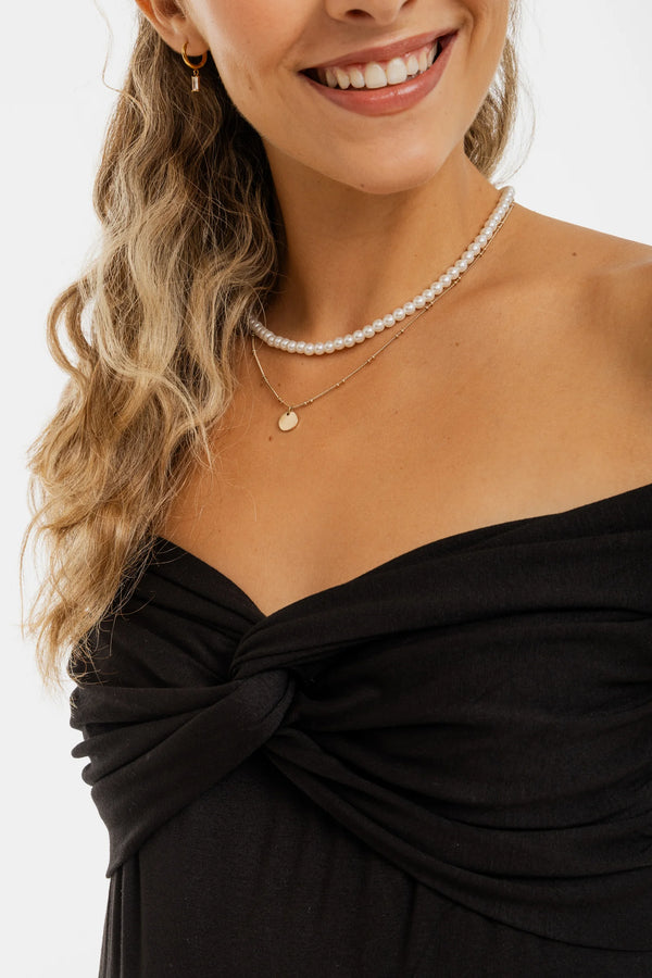 Elegante zwangerschapsblouse met knoopdetail – zwart