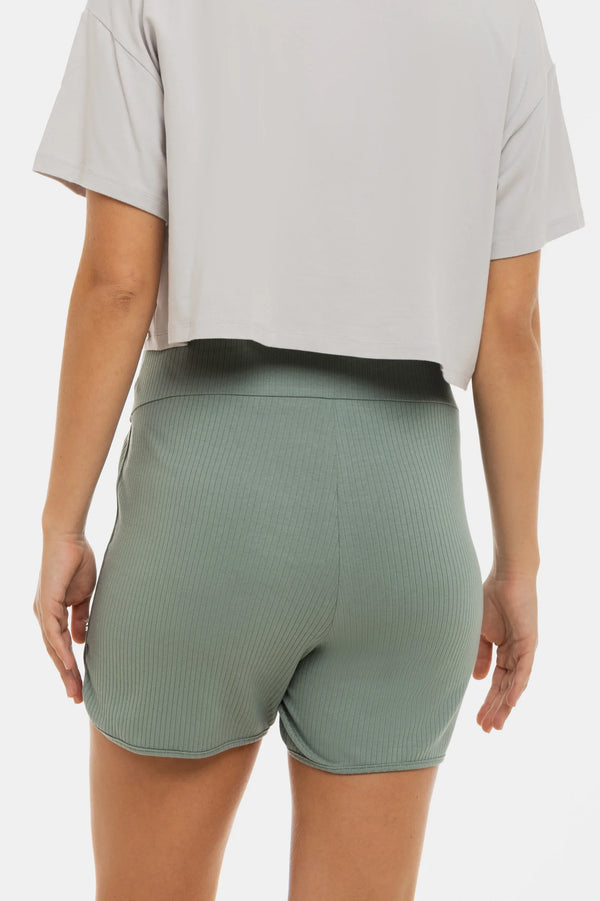 Geribde zwangerschaps­short – mint