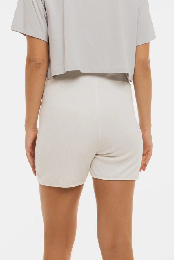 Geribde zwangerschaps­short – ecru