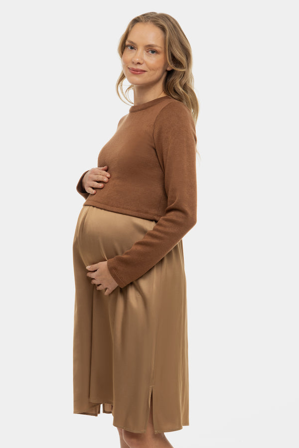Satijnen zwangerschapsjurk- en voedingsjurk met trui – karamel