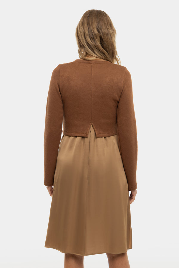 Satijnen zwangerschapsjurk- en voedingsjurk met trui – karamel