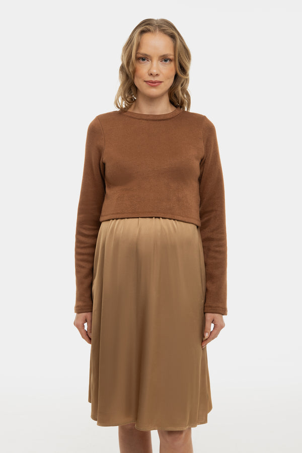 Satijnen zwangerschapsjurk- en voedingsjurk met trui – karamel