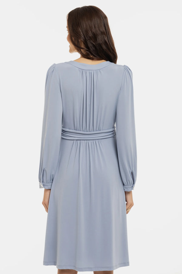 Elegante zwangerschapsjurk met geplooide details - poederblauw