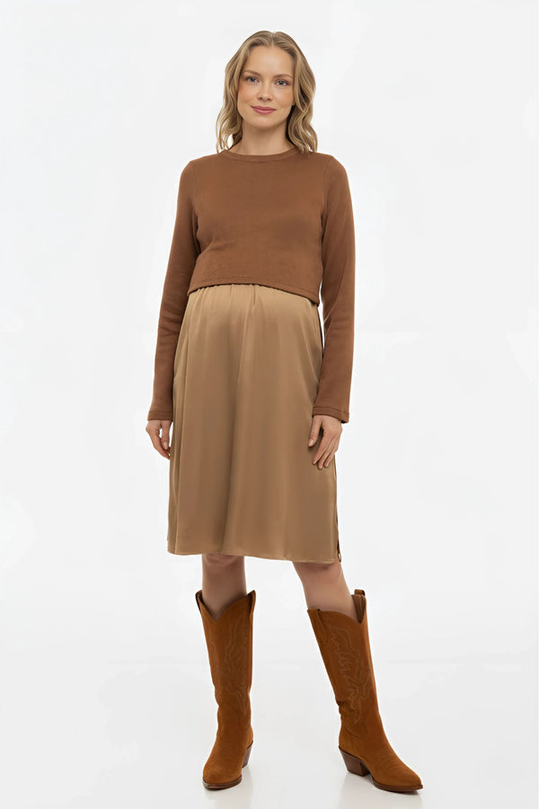 Satijnen zwangerschapsjurk- en voedingsjurk met trui – karamel