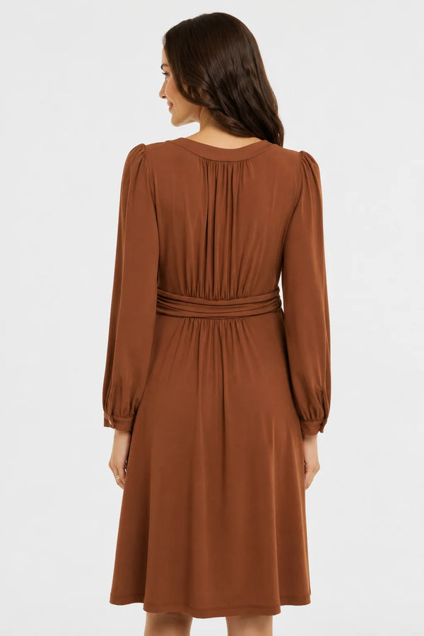Elegante zwangerschapsjurk met geplooide details - caramel