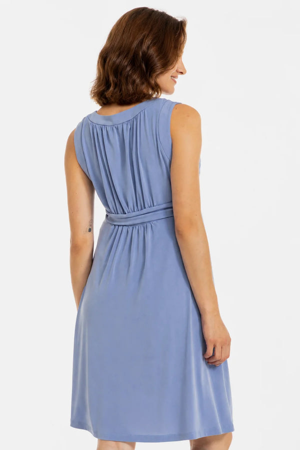 Elegante zwangerschapsjurk met geplooide band - blauw