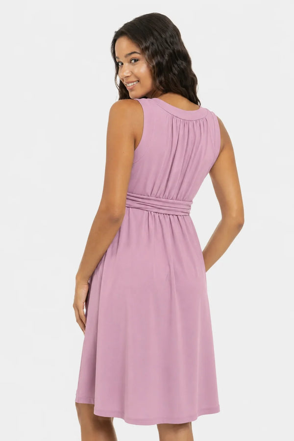 Elegante zwangerschapsjurk met geplooide band - roze